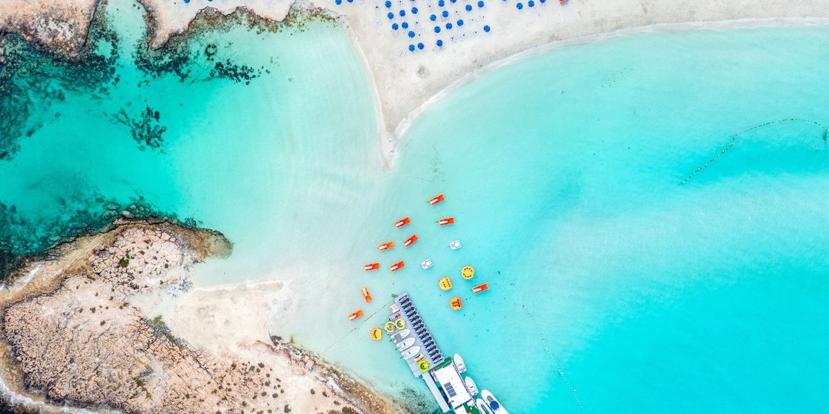 Nissi Beach – kompletny przewodnik po najpiękniejszej plaży Ayia Napa