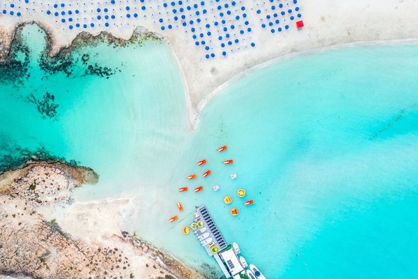 Nissi Beach – kompletny przewodnik po najpiękniejszej plaży Ayia Napa, Cypr
